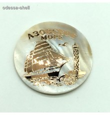 Магнит Азовскре мореиз натур перламутр ракушки,с изображ парусника и маяка ,диаметр 6см опт от 2шт