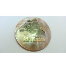 Магнит Сергеевкаиз натуральной перламутровой ракушки,с изображением корабля и надписи сергеевка ,диаметр 6см опт от 2шт