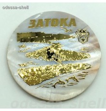 Магнит Затокасрез из натур.перламутр.ракушки в виде круга 7,0см(сверху золотая металл.наклейка три острова)
опт от 2шт